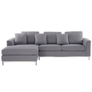 Divano ad angolo con rivestimento in tessuto grigio chiaro a forma di L con orientamento a versione destra