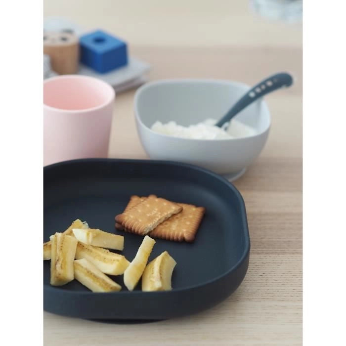 BEABA, Portapasto in Silicone per Bambini, Con Ventosa, Antiscivolo, 4 Pezzi, Piatto + Ciotola + Bicchiere + Cucchiaio, Blu Notte