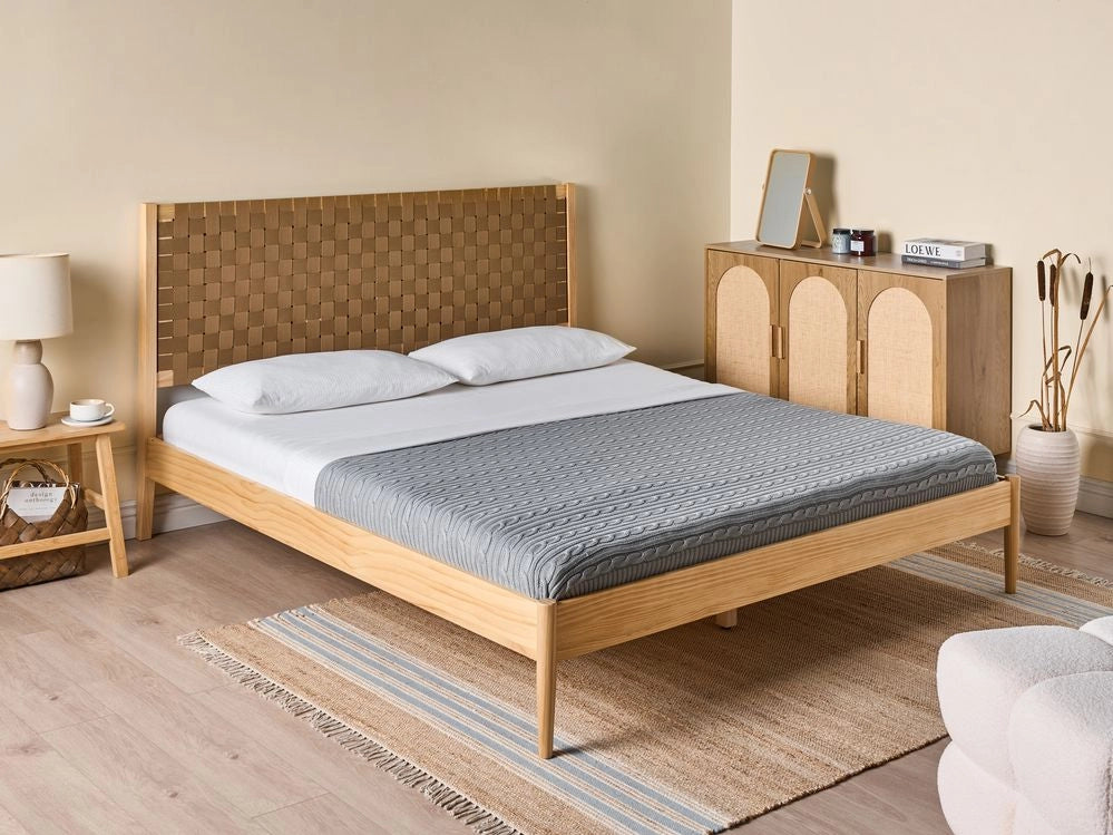 Letto minimalista con rete a doghe e testiera imbottita in legno di pino marrone chiaro 180 x 200 cm con base a doghe