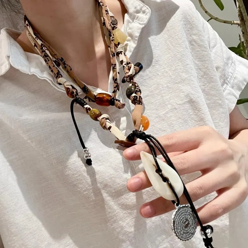 Collana con bottoni a conchiglia intrecciati: realizzata a mano in stile vintage