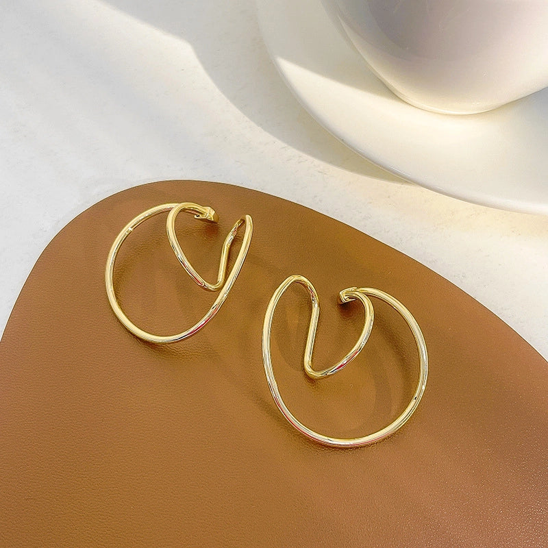 Orecchini a clip geometrici in metallo, stile francese, trendy e minimalisti, perfetti per chi non ha i lobi forati.