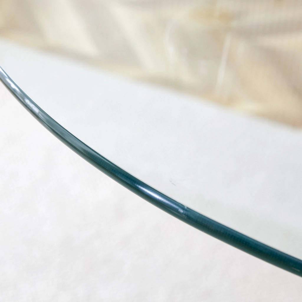 Set tavolo rotondo e 2 sgabelli con piano in vetro trasparente e strutture in metallo oro e argento