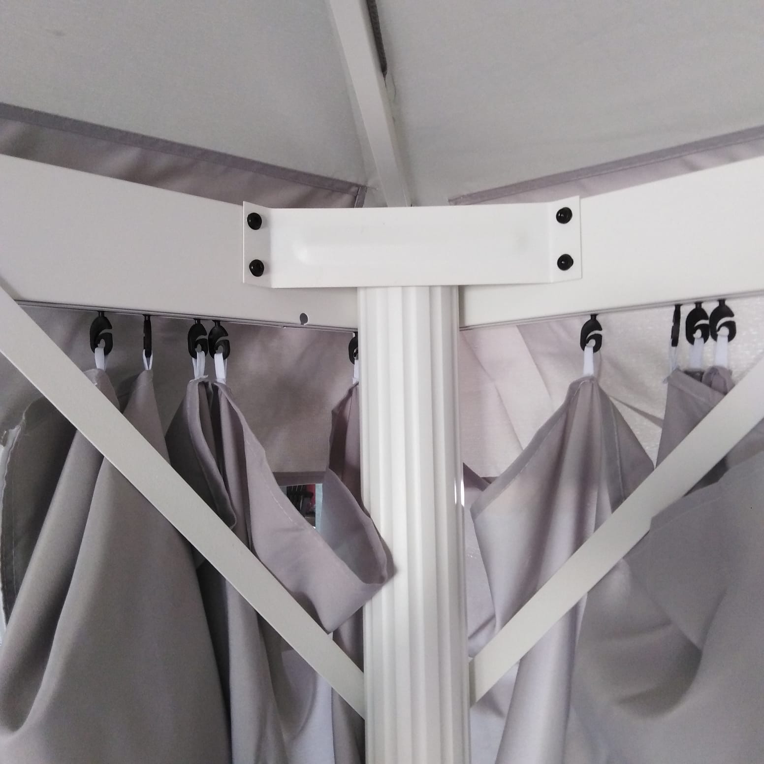GAZEBO CON STRUTTURA IN METALLO BIANCA CON COPERTURA E TELI COLORE GRIGIO MT.3X4