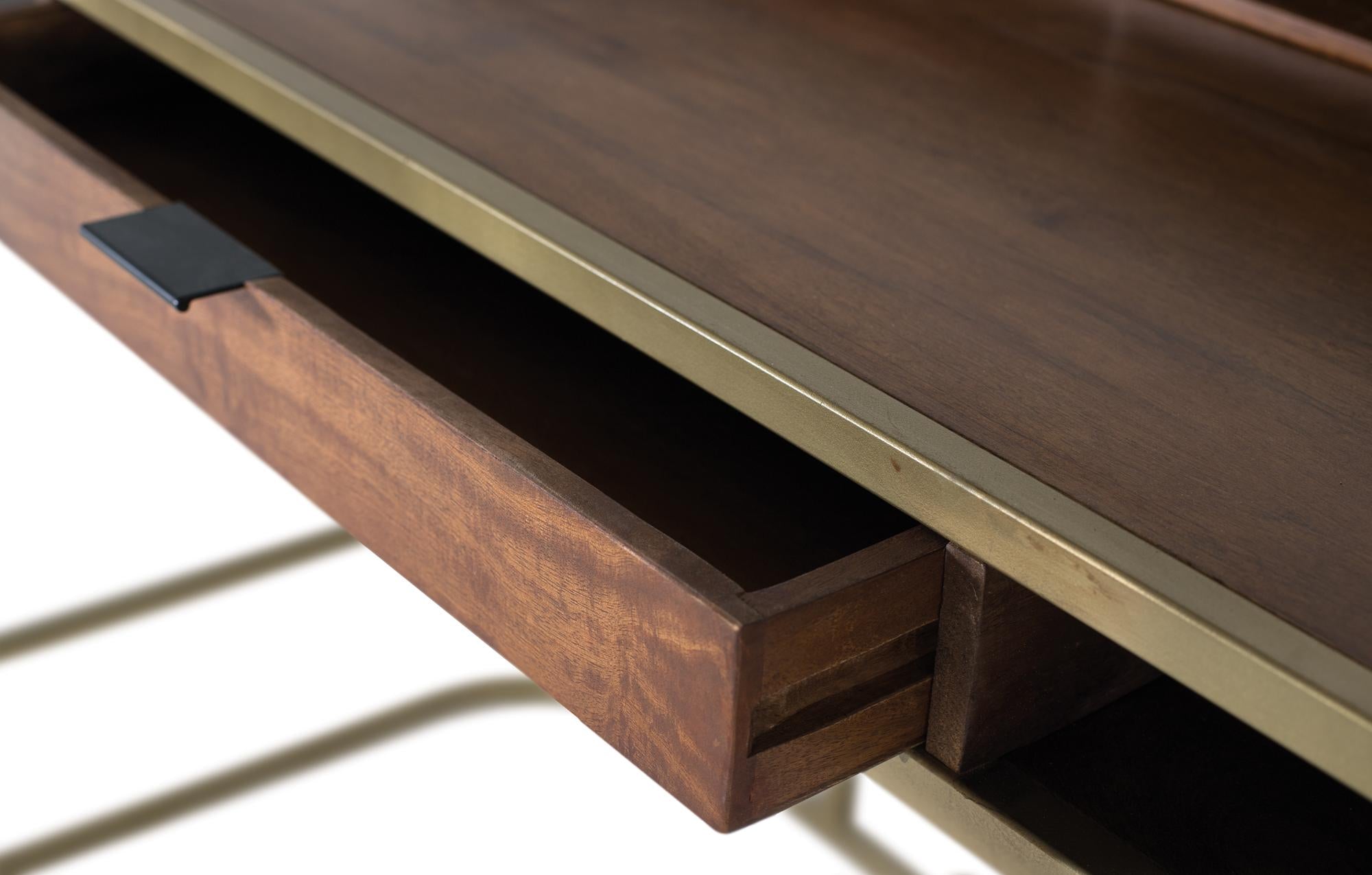 Scrivania artigianale in legno di mango con struttura dorata