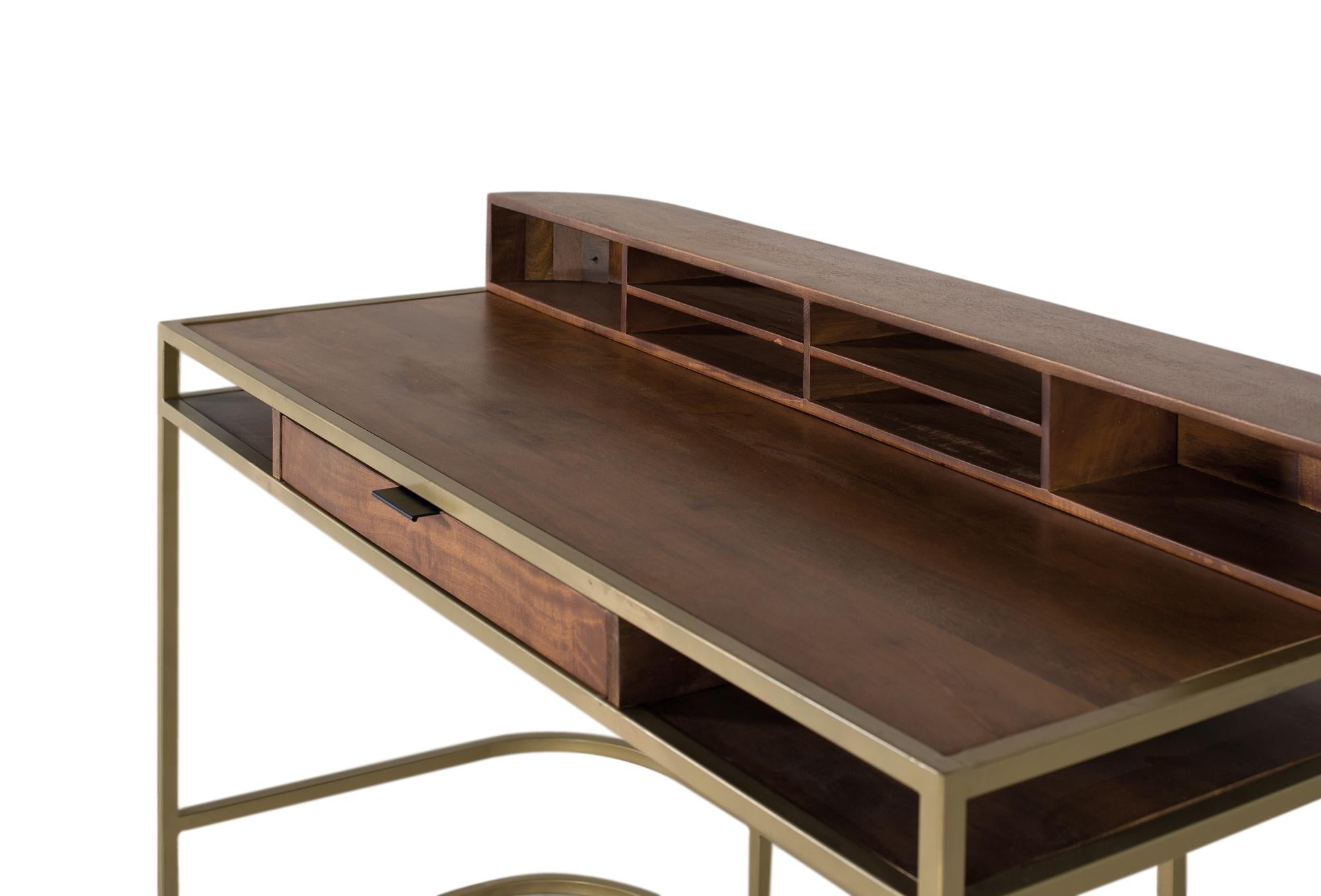 Scrivania artigianale in legno di mango con struttura dorata