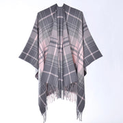 Sciarpa scozzese a quadri con frange, un classico e versatile scialle/mantella da donna con spacchi.