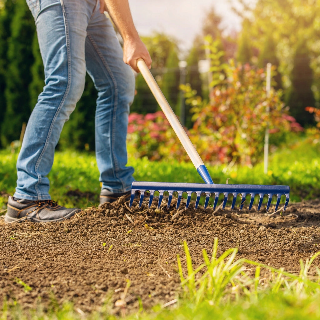 Rastrello da giardino KADAX con manico in legno, lunghezza 150 cm, denti in acciaio temprato, 18 denti.