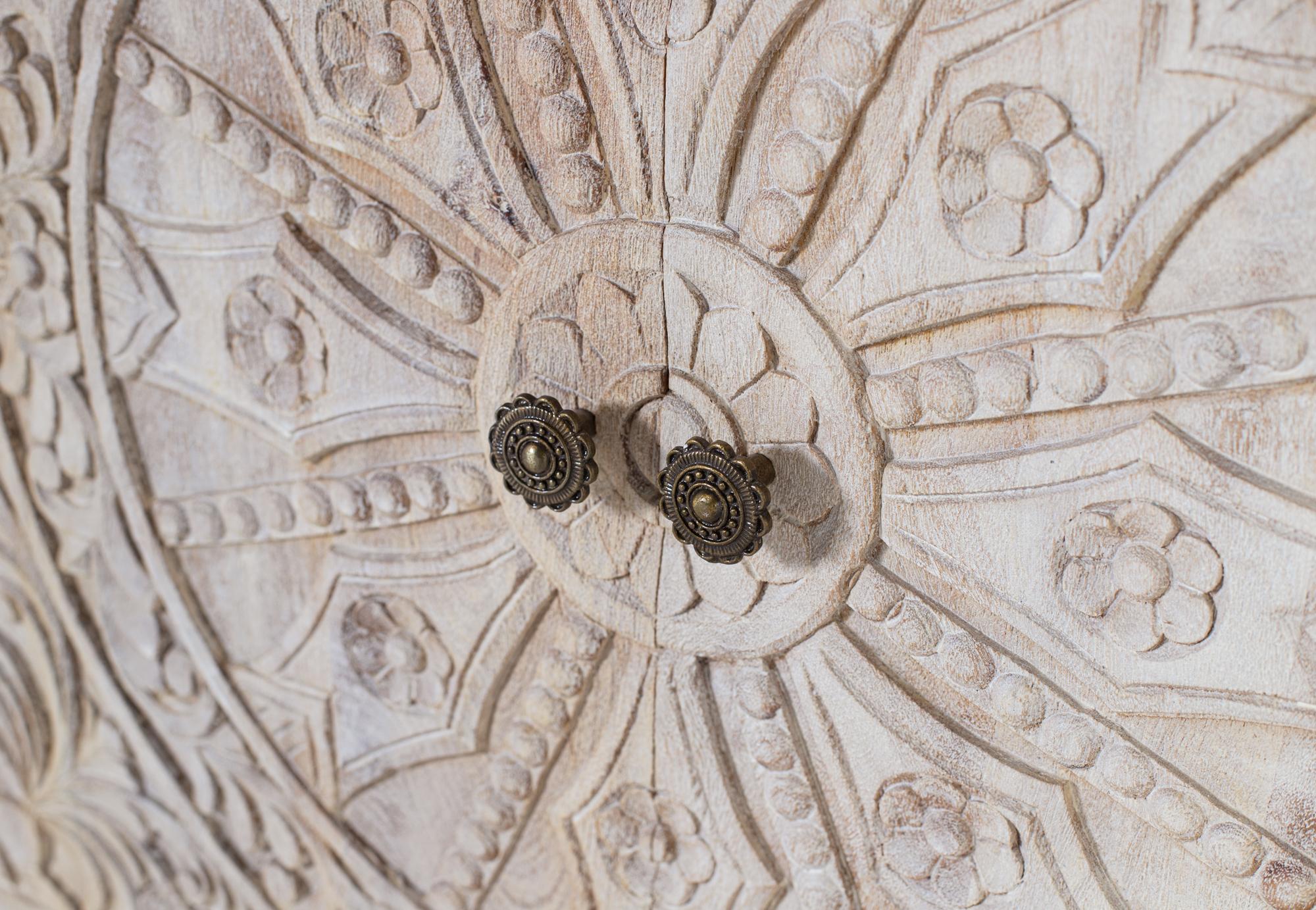 Credenza a quattro ante realizzata a mano in legno di mango