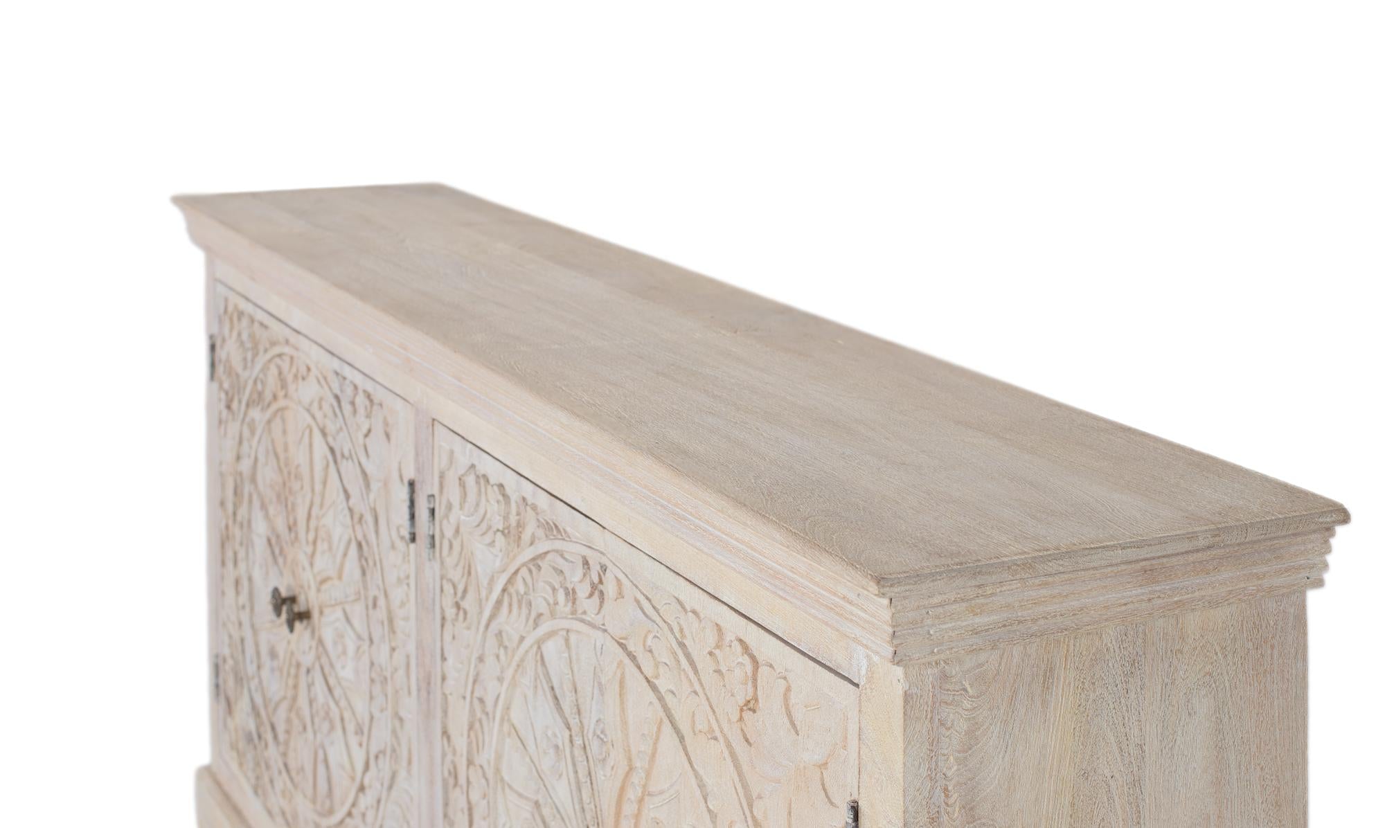 Credenza a quattro ante realizzata a mano in legno di mango