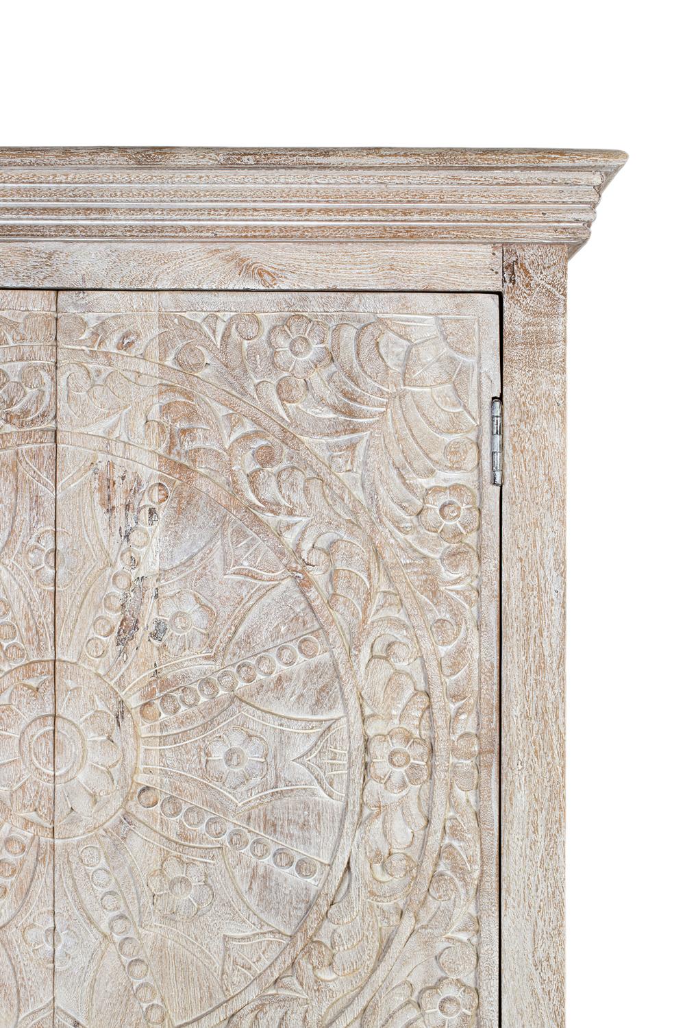 Armadio in legno di mango con ante intagliate in stile etnico