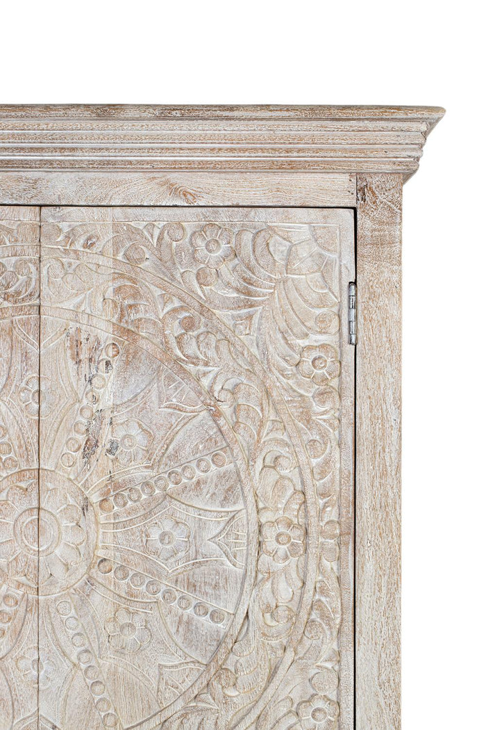 Armadio in legno di mango con ante intagliate in stile etnico