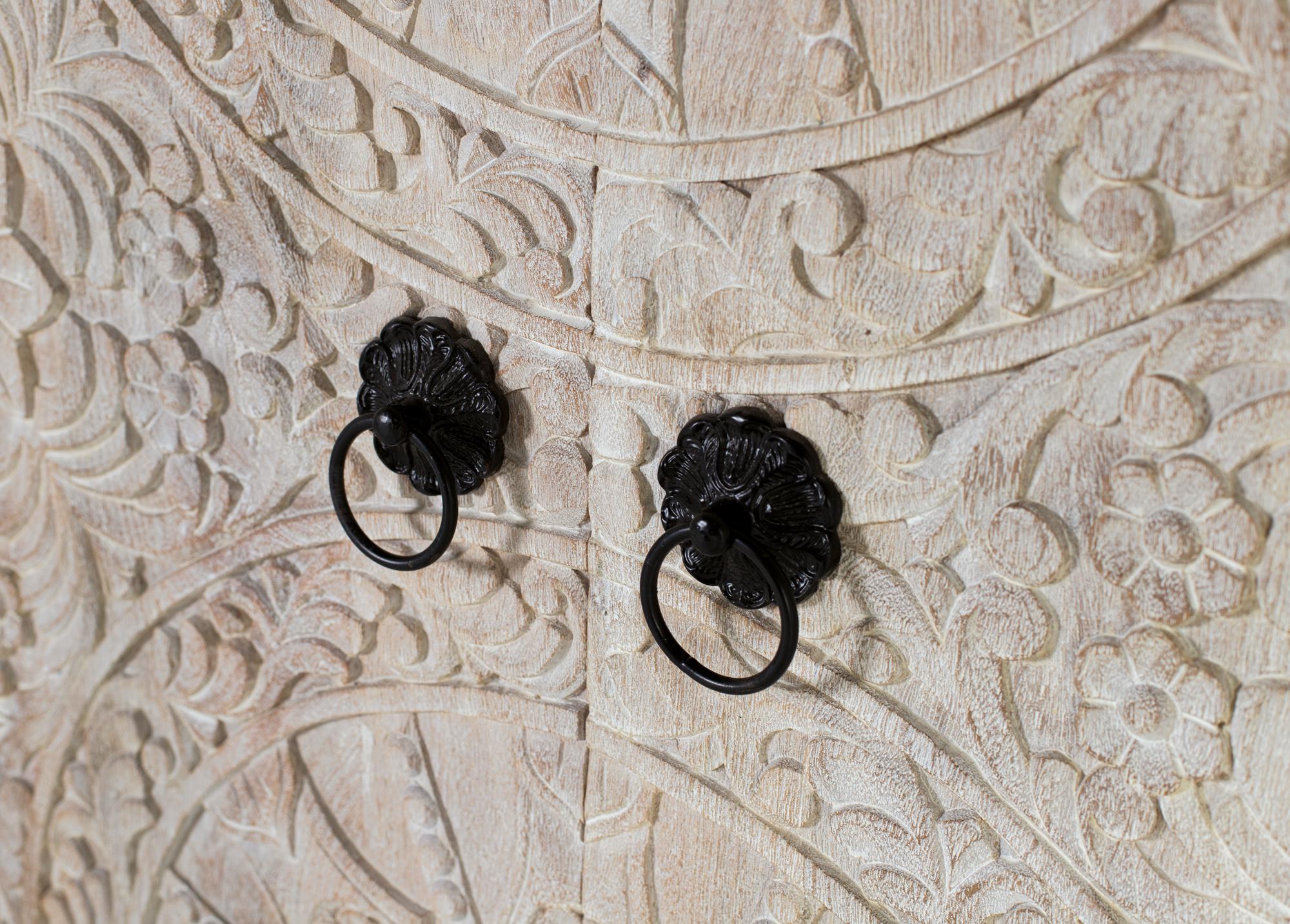 Armadio in legno di mango con ante intagliate in stile etnico