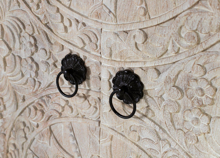 Armadio in legno di mango con ante intagliate in stile etnico