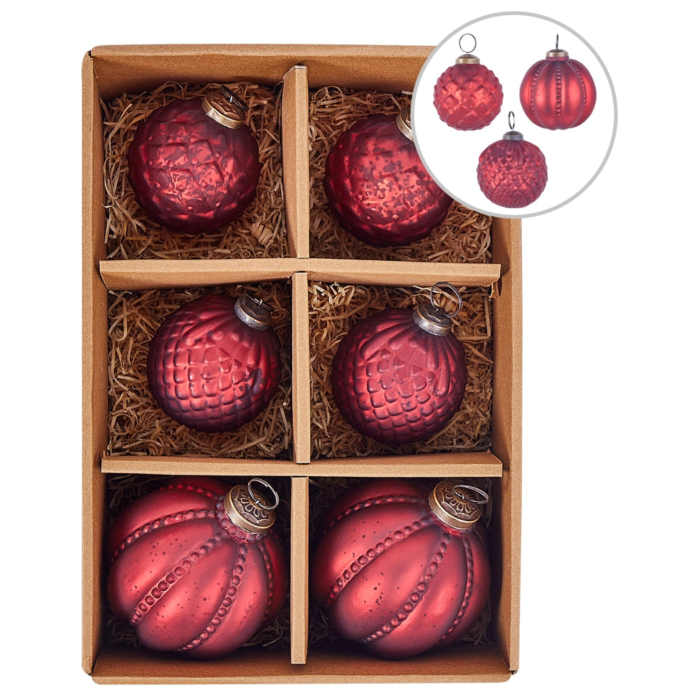 Set di 6 palle di Natale fatte a mano in vetro rosso appese all'albero di Natale.