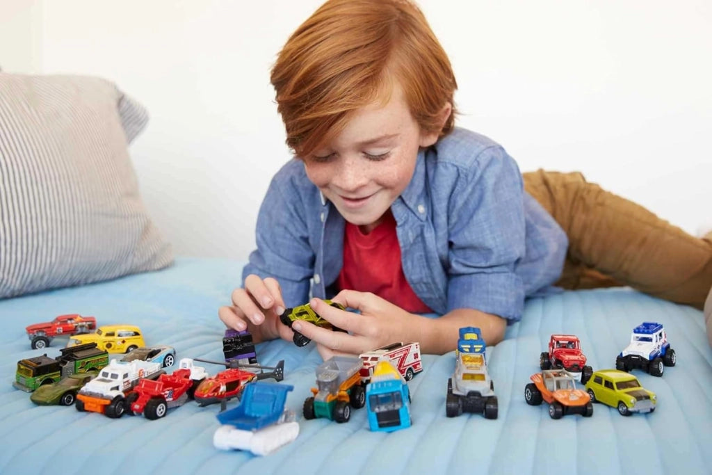 Confezione da 20 veicoli originali e ufficiali da collezione, auto e truck in metallo in scala 1:64 e poster Matchbox incluso, giocattolo per bambini, 3+ anni, FGM48