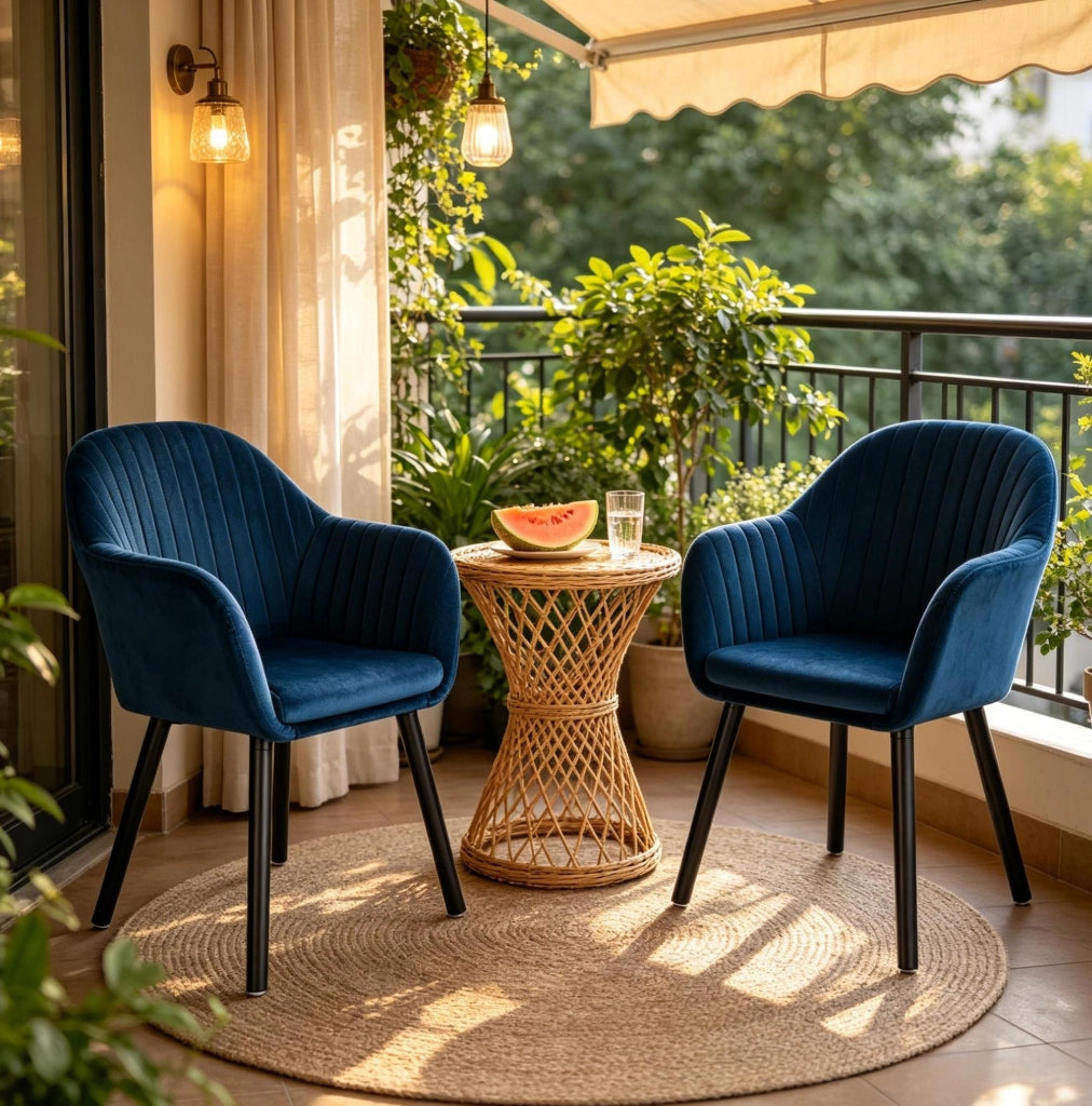 Coppia di sedie imbottite con braccioli in velluto nero e blu, confortevoli e resistenti