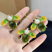 Set vintage di collana e orecchini con ape e perle verdi: gioielli realizzati a mano con perline.
