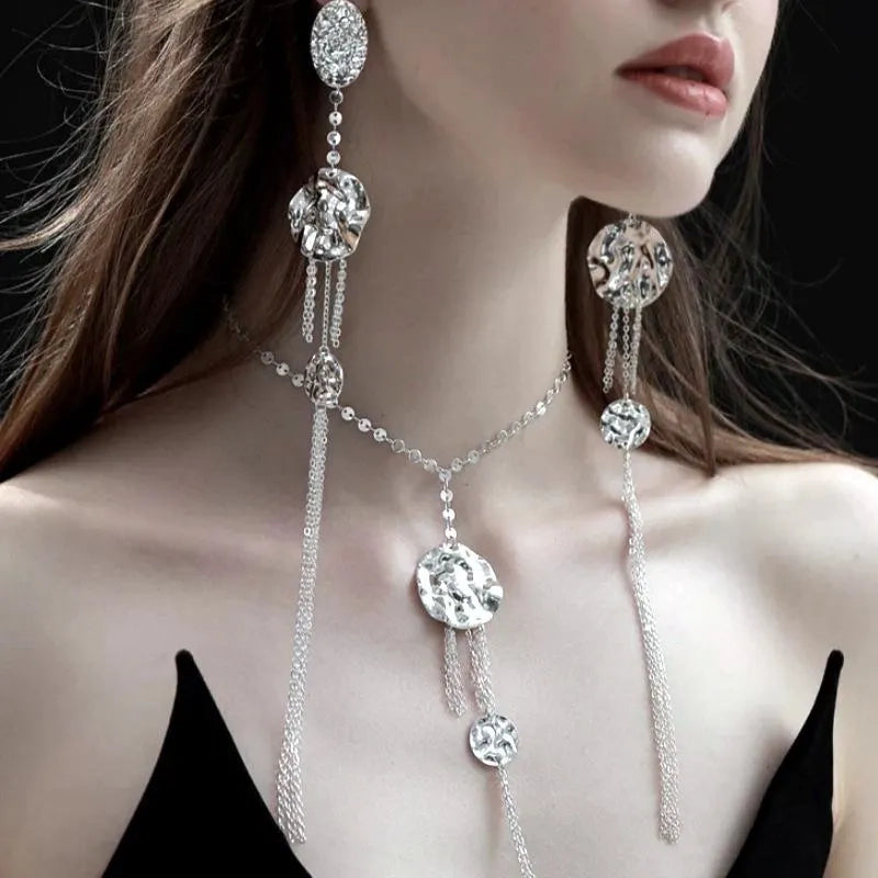 Set composto da collana e orecchini con nappe di perle, realizzati a mano: gioielli con perline e paillettes