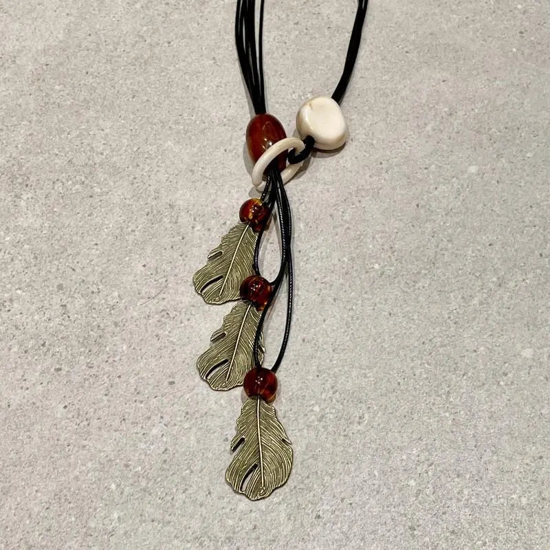 Collana vintage con ciondolo a foglia e perline: gioielli con nappe fatti a mano