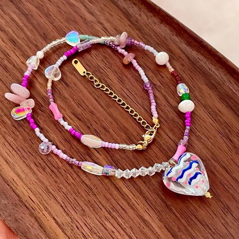 Collana a forma di cuore con perline di vetro: gioielli fatti a mano rosa e viola