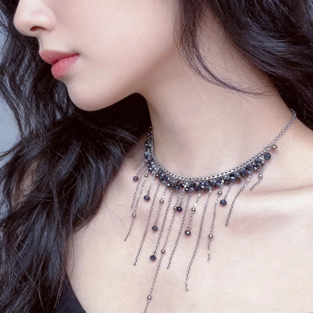 Una lussuosa collana con nappe di cristallo nero