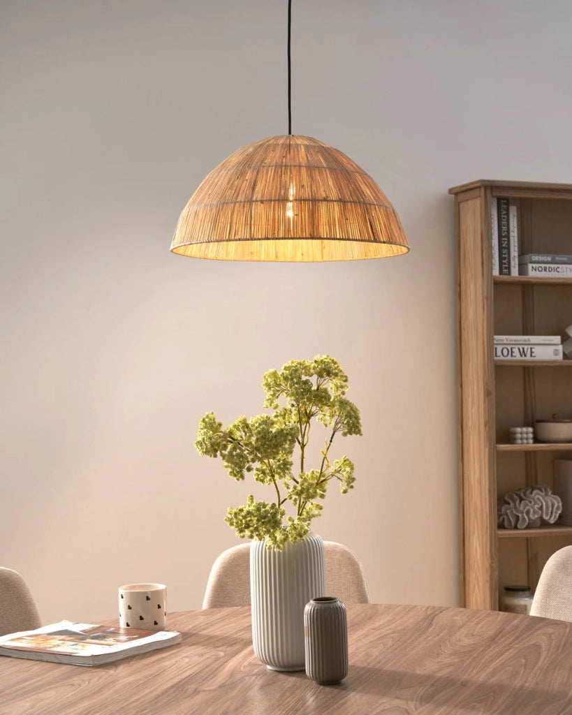 Lampada a sospensione con paralume in paglia naturale intrecciata a cupola, stile boho-japandi