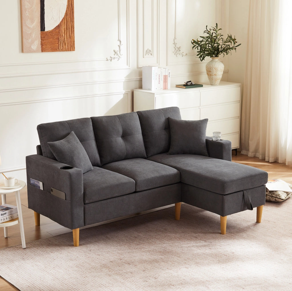 Divano angolare con chaise longue reversibile; contenitore; porta bicchieri e 2 cuscini; 175 cm; grigio scuro