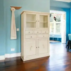Credenza cristalliera in legno Shabby chic avorio anticato decorato a mano