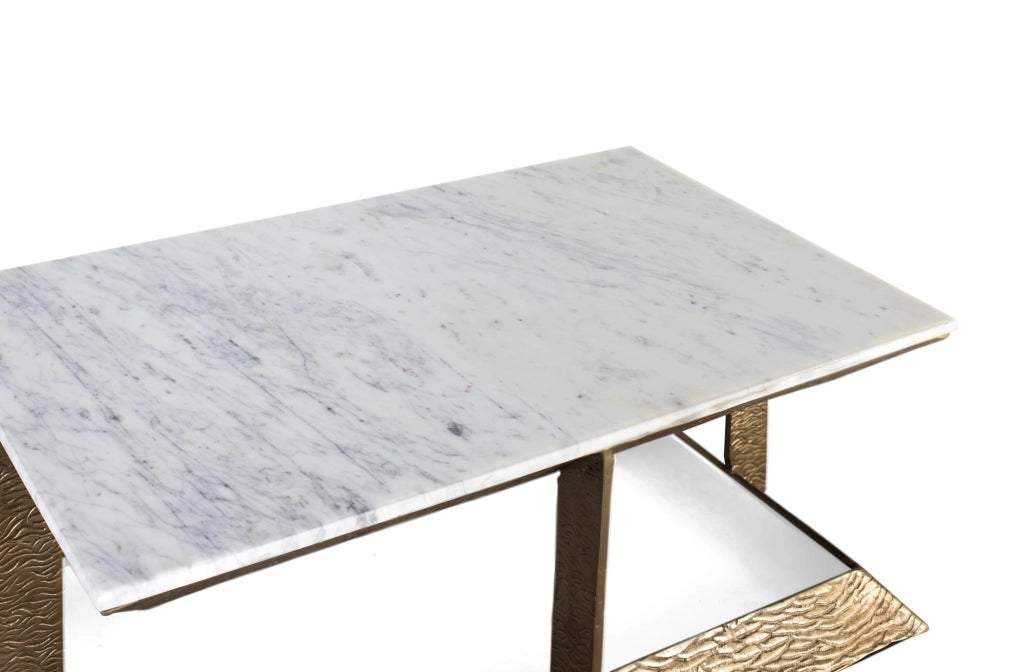 Tavolo centrale con base in alluminio e piano in marmo.
