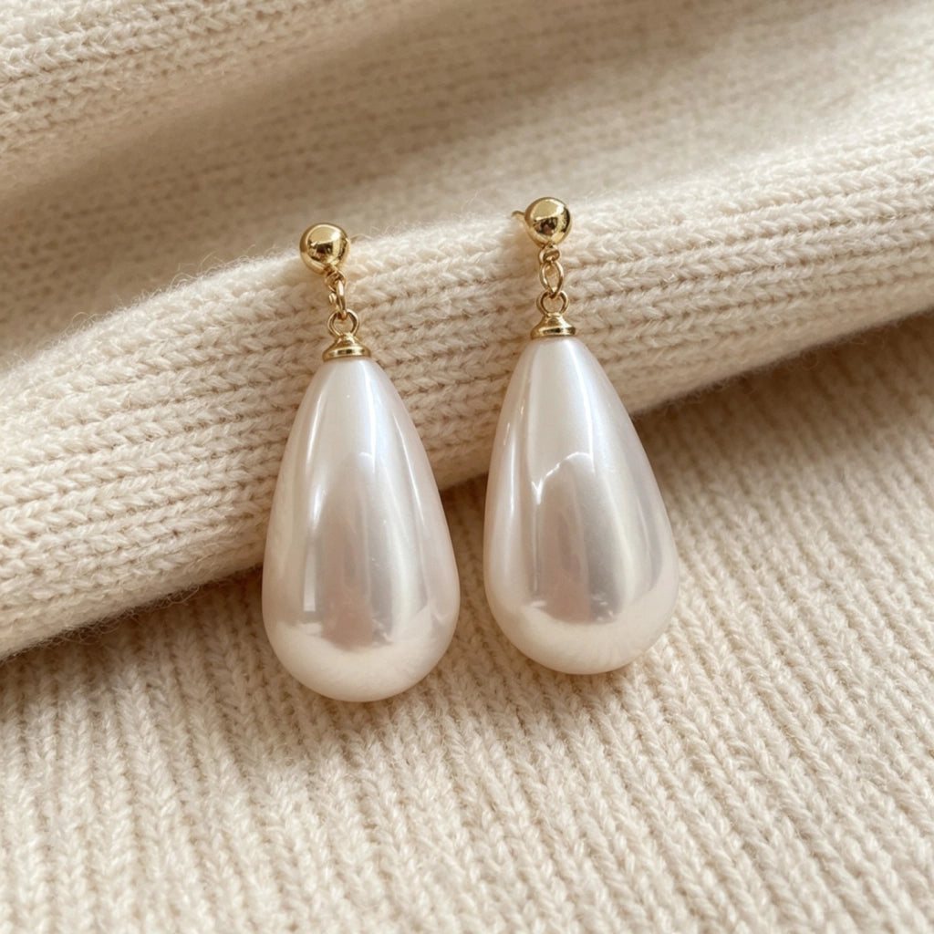 Orecchini a goccia di perle, eleganti e lussuosi, dal tocco cortese.