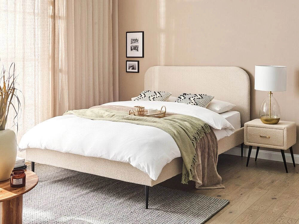 Letto beige bouclè tappezzeria doppia dimensione gambe dorate testiera con rete a doghe 140 x 200 cm design minimalista