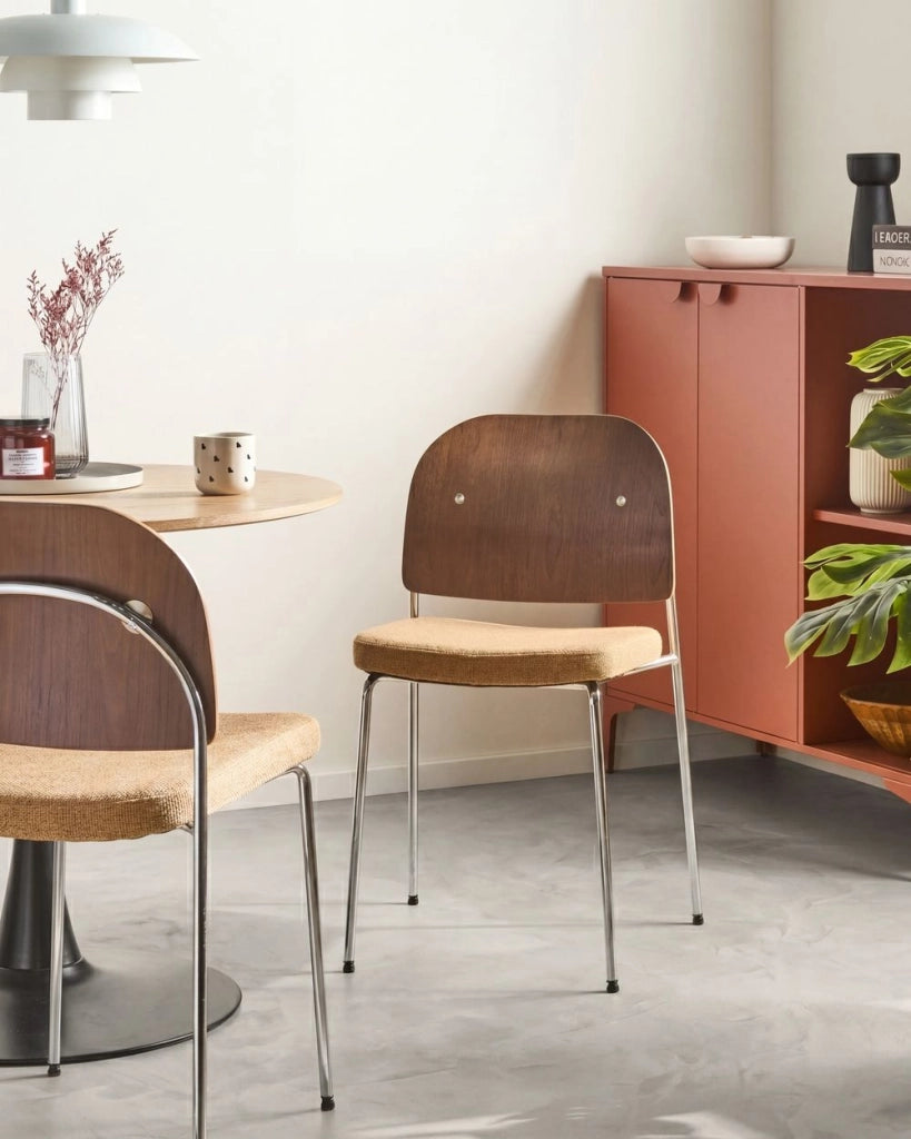 Set di 2 sedie da pranzo schienale in compensato arancione e marrone scuro struttura in metallo seduta imbottita impilabili stile vintage loft