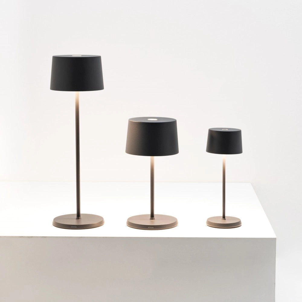 Zafferano Olivia Pro Micro Lampada a led da tavolo Grigio scuro ricaricabile e dimmerabile