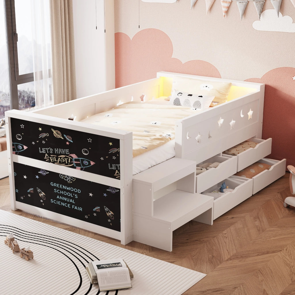 Letto singolo per bambini 90x200 cm con sponde stelle e luna; lavagna; cassetti; gradino e LED; legno bianco
