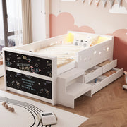 Letto singolo per bambini 90x200 cm con sponde stelle e luna; lavagna; cassetti; gradino e LED; legno bianco