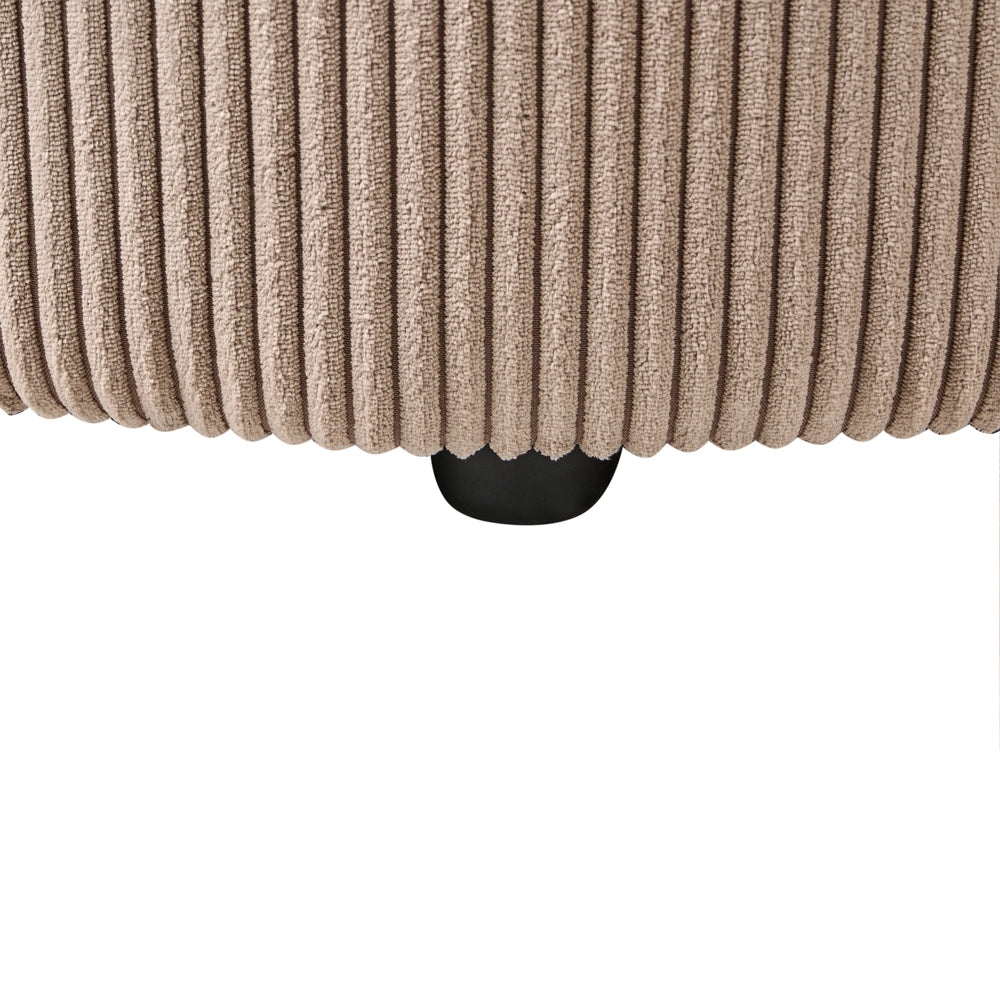 Chaise longue con rivestimento in velluto a coste beige sabbia e cuscino decorativo lato destro