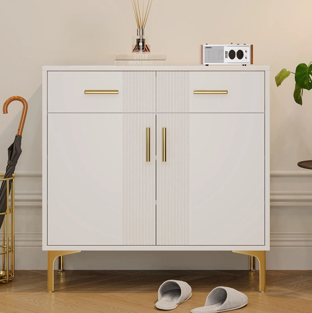 Credenza bianca in MDF con ante scanalate, cassetti e piedini metallici per ambienti ordinati