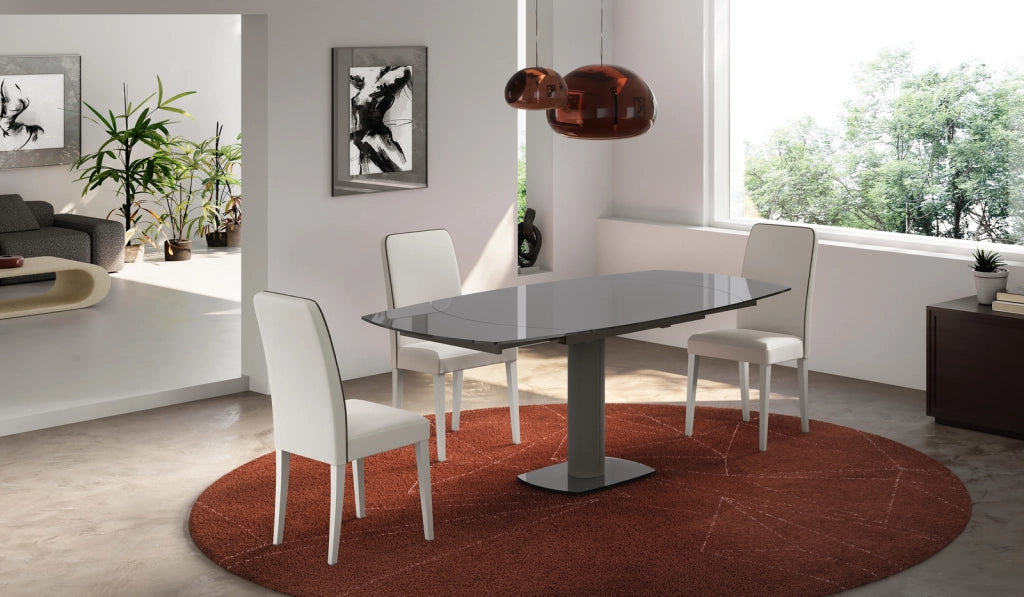 Tavolo da pranzo allungabile Kyoto 120-180 cm con top in vetro temperato grigio e base rivestita in similpelle - Design Contemporaneo