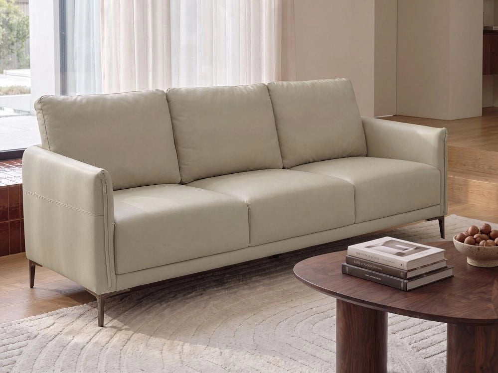 Divano 3 posti beige chiaro imbottito in tessuto con gambe in metallo stile moderno minimalista