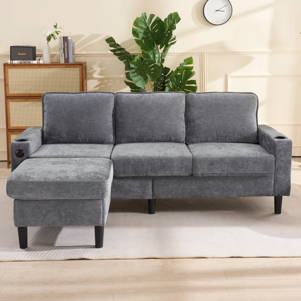 Divano angolare in lino grigio con pouf abbinabile; 2 portabicchieri e prese USB e Type-C integrate