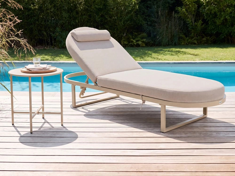 Lettino da giardino reclinabile in alluminio con cuscino beige e ruote schienale regolabile