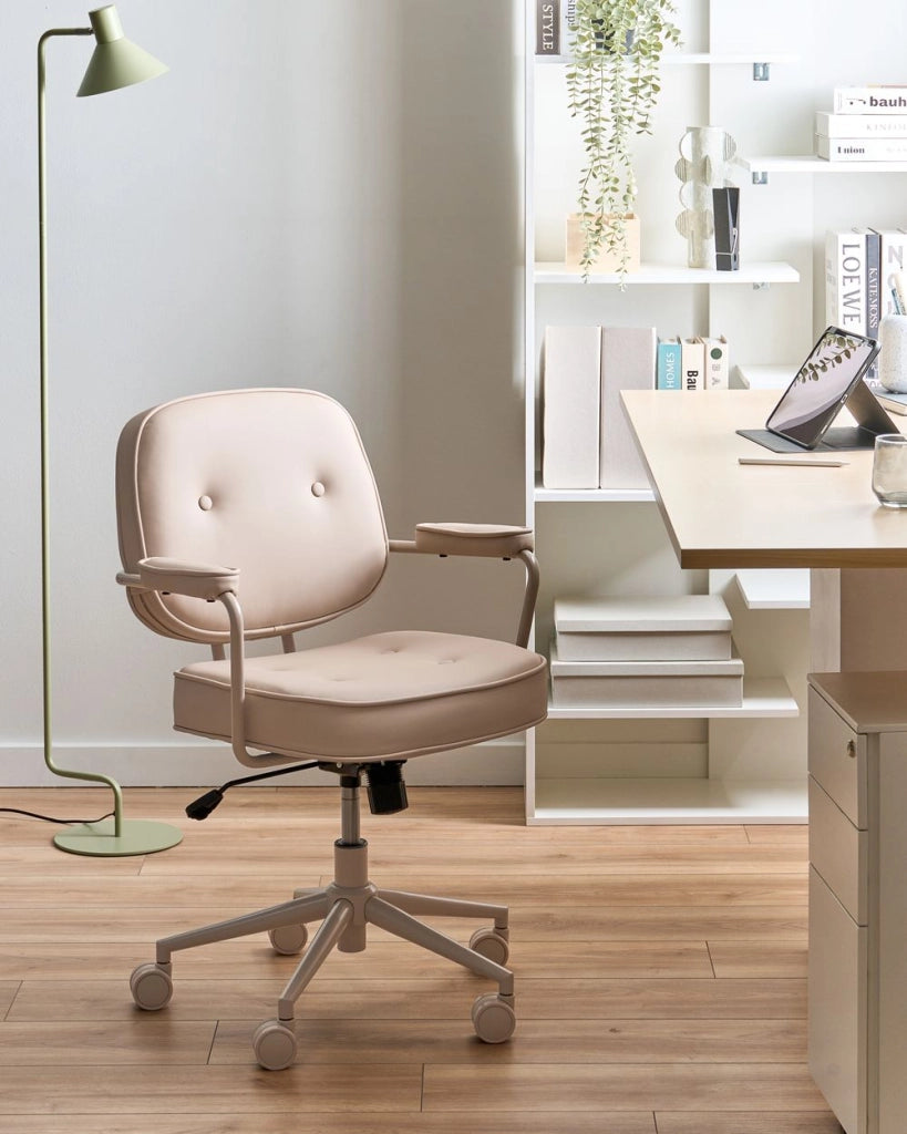 Sedia da ufficio in ecopelle beige con struttura in metallo nero, imbottita, girevole e regolabile Arredamento per ufficio