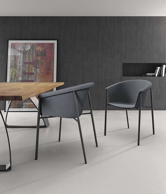 Sedia da pranzo Nari con scocca a guscio imbottita in tessuto Grigio Scuro e gambe in metallo Nero dal design moderno - 56x58x79 cm