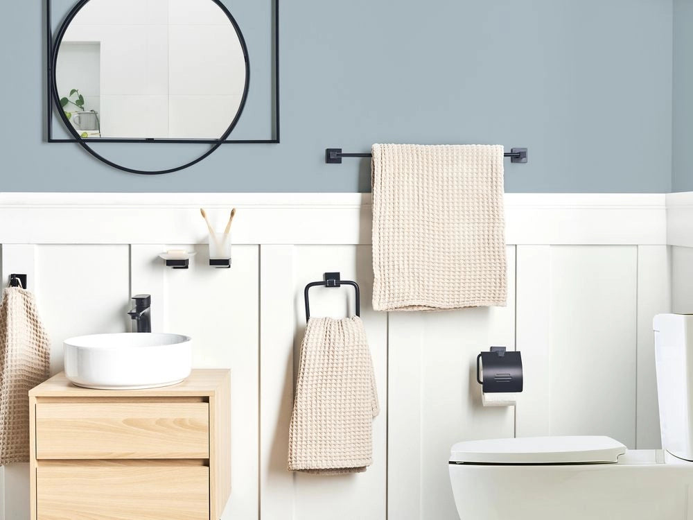 Set di 6 accessori per il bagno in alluminio nero opaco con bicchiere e portasapone inclusi Accessori per il bagno moderno classico