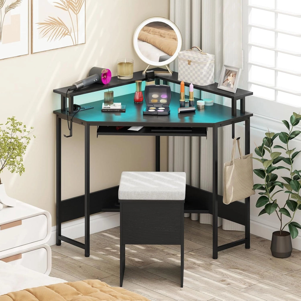 Scrivania per Computer, Scrivania Gaming Triangolare con Stazione di Ricarica, LED, Vassoio per Tastiera e Supporto per Monitor, 80 x 80 x 88 cm, Desk Salvaspazio con Ganci e Scaffale (Nero)