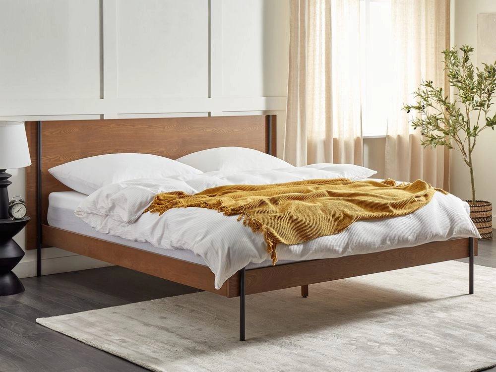 Letto 180 x 200 cm in frassino scuro con rete a doghe e testiera gambe in metallo nero