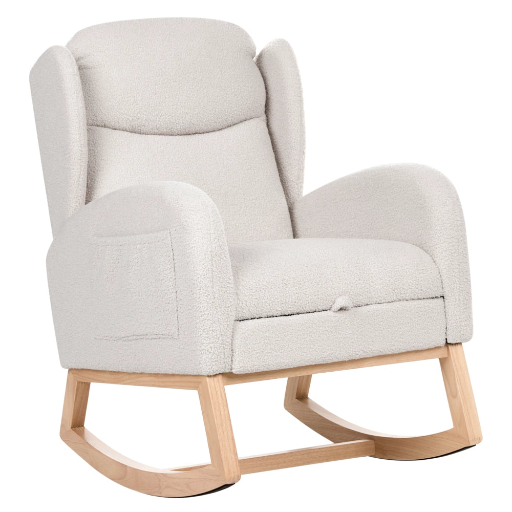 Sedia a dondolo in bouclé bianco sporco rivestita in tessuto con gambe in legno poggiapiedi e braccioli per soggiorno stile moderno