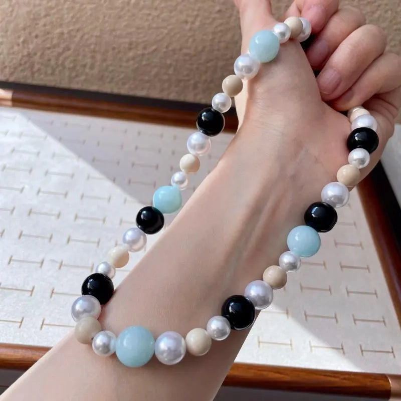 Collana fatta a mano con pietre naturali, perle blu e cristalli, regalo di Natale o di compleanno.