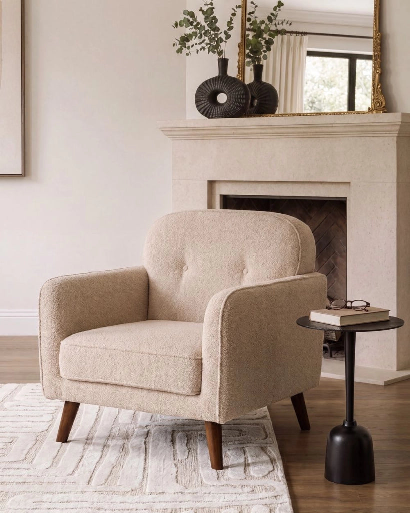 Poltrona beige in bouclé, trapuntatura a bottoni, gambe in rovere, poltrona decorativa, stile tradizionale, soggiorno