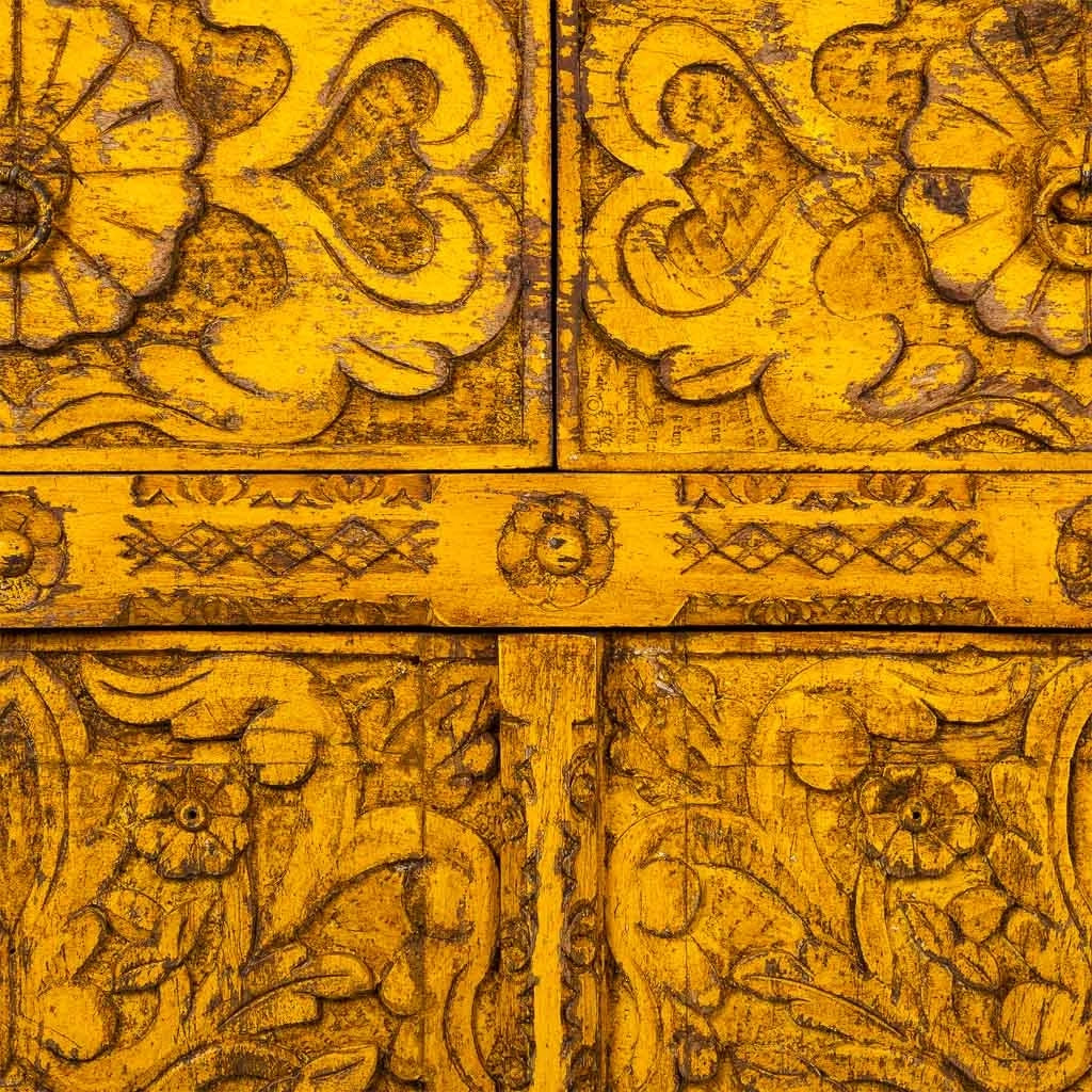 Armadio in legno artigianale giallo 102x44x183h cm